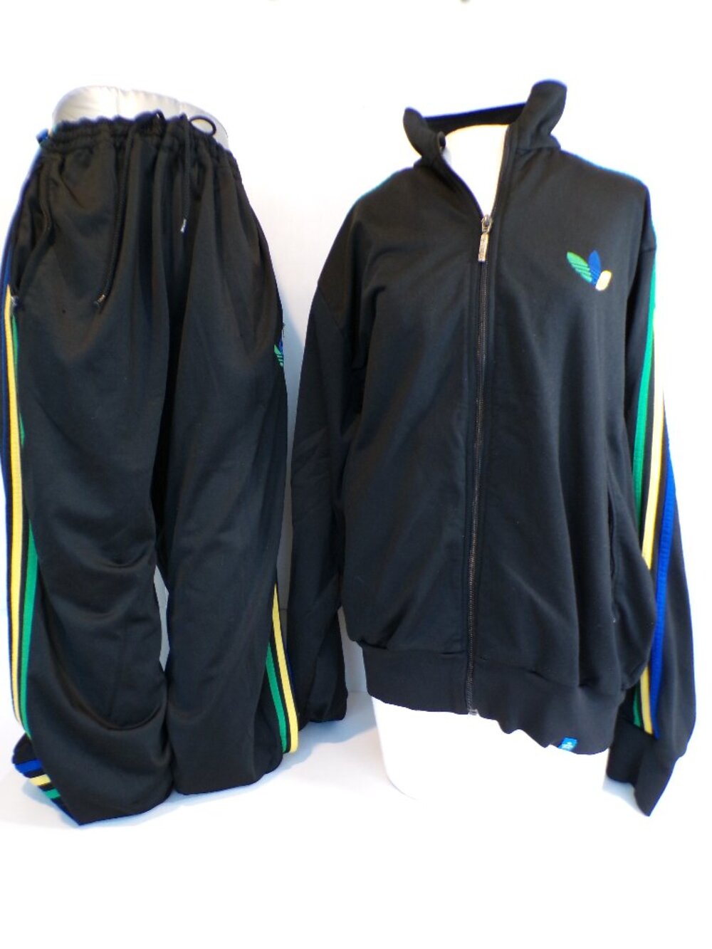 Please review all images Small mark on side. See image Men's size 2XL Smoke free
